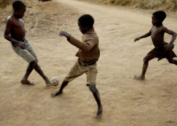 Pallo liikkeelle -kampanjassa kerätään varoja Etelä-Afrikan Punaisen Ristin järjestämiin jalkapallokerhoihin.