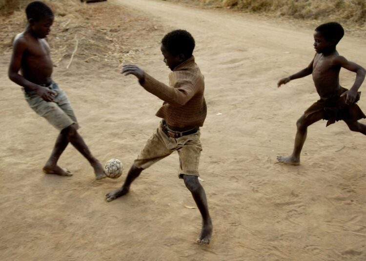 Pallo liikkeelle -kampanjassa kerätään varoja Etelä-Afrikan Punaisen Ristin järjestämiin jalkapallokerhoihin.