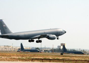 Amerikkalainen KC-135 -kuljetuskone nousemassa Incirlikin lentotukikohdasta Turkista elokuussa 2009.