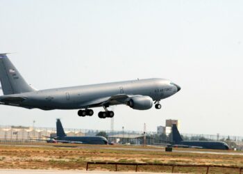 Amerikkalainen KC-135 -kuljetuskone nousemassa Incirlikin lentotukikohdasta Turkista elokuussa 2009.