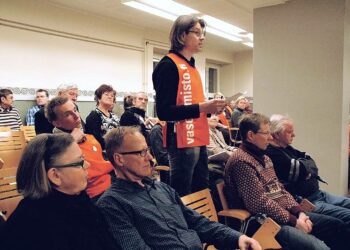 Keltaisiin liiveihin pukeutunut Vasemmistoliiton iskujoukko piti huolen, että puolueen kannat tulivat esiin Superin Tampereella järjestämässä vaalitentissä.