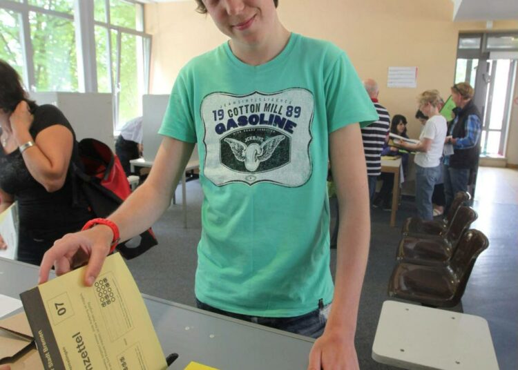 16-vuotiaat, kuten kuvan Felix, saivat ensimmäisen kerran äänestää Bremenin osavaltiovaaleissa.