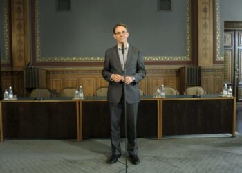 Kokoomuksen Jyrki Katainen (kuvassa) tarvitsee hallitukseensa sekä Vasemmistoliiton että vihreät, Anne Huotari arvioi.