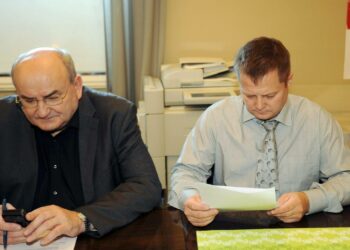 Jyrki Yrttiahon (vas.) ja Markus Mustajärven ryhmän nimeä ei hyväksytty.
