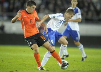 Hollannin Kevin Strootman ja Suomen Alexander Ring.