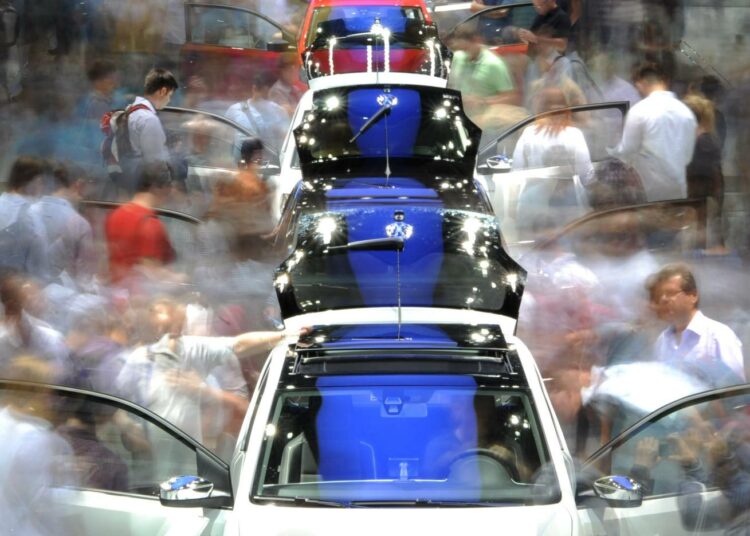 Hintojen nousun takia uusia autoja myydään 10 000 aiemmin arvioitua vähemmän. Kuvassa on Volkswagenin näyttelykappaleita Frankfurtin automessuilta.