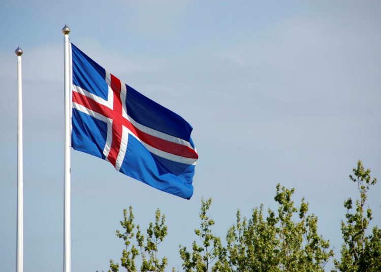 Islannin lippu liehuu taas korkealla. Maa selvitti pankkien romahduksen romahduttamatta elintasoa.