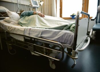 HUS:n kiinteistöt ja laitteisto saataisiin tehokkaampaan käyttöön, jos myös lääkärit suostuisivat vuorotyöhön. Kuva Meilahden sairaalasta Helsingistä.