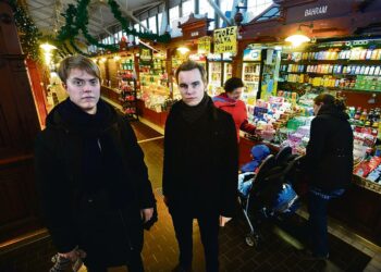 Joona-Hermanni Mäkinen (vas.) ja Antti Jauhiainen haluavat herättää keskustelua talouden ja yhteiskunnan perusasioista.