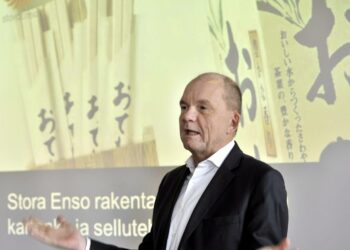 Stora Enson toimitusjohtaja Jouko Karvinen esitteli Kiina-investoinnin tiistaina. Ammattiliitto Pro odottaa sen johtavan myöhemmin tehtaiden sulkemiseen Suomessa.