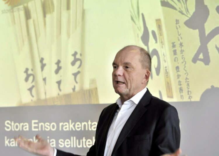 Stora Enson toimitusjohtaja Jouko Karvinen esitteli Kiina-investoinnin tiistaina. Ammattiliitto Pro odottaa sen johtavan myöhemmin tehtaiden sulkemiseen Suomessa.