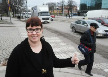 Ministeri on nyt pääsiäislomalla Kainuun hangilla ja puhelin on kiinni. Ohjelmassa on hiihtoa ja saunomista sekä hyvää ruokaa ja iloista elämää perheen parissa.