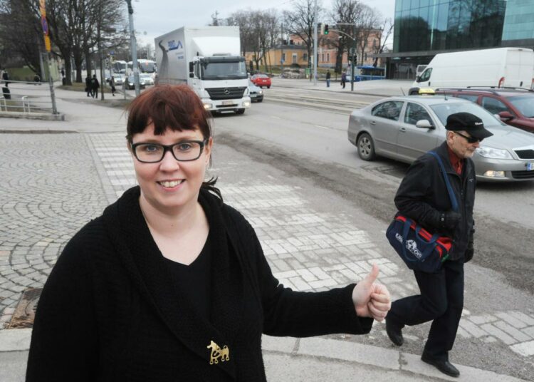 Ministeri on nyt pääsiäislomalla Kainuun hangilla ja puhelin on kiinni. Ohjelmassa on hiihtoa ja saunomista sekä hyvää ruokaa ja iloista elämää perheen parissa.