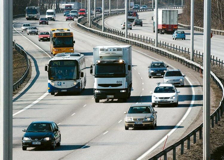 SAK:n hallitus edellyttää, että työajoa koskevat kilometrikorvaukset säilytetään verovapaana.