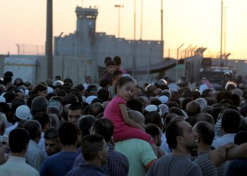 Palestiinalaisia jonottamassa tarkastuspisteelle Israelin miehittämällä Länsirannalla.