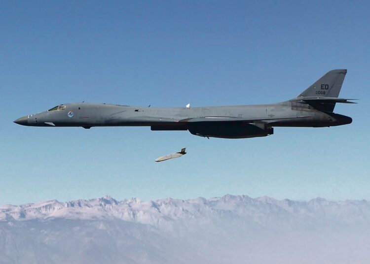 Yhdysvaltain ilmavoimien B-1B Lancer -pommikone testilaukaisee AGM-158 JASSM -ohjuksen.