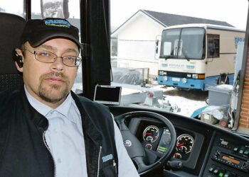 Kuljemme myymäläauton mukana kohtaamaan ihmisiä, jotka eivät tarvitse paljon elääkseen onnellisina. Kuvassa myymäläauton kuljettaja Juha Mukkala.