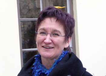 Pirjo Rinne (vas.) esittää marssijärjestykseksi, että odotellaan rauhassa Korkeimman hallinto-oikeuden ratkaisua.