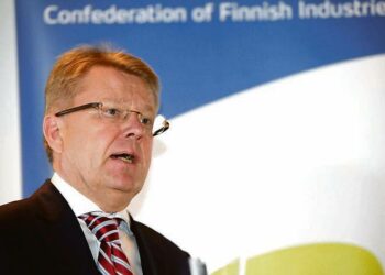 Jyri Häkämies muuttui yhdessä yössä näkymättömästä ministeristä elinkeinoelämän synkisteleväksi ideatykiksi.