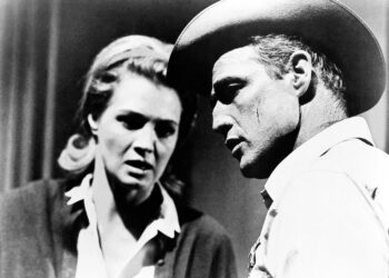 Angie Dickinson ja Marlon Brando Arthur Pennin ohjaamassa Armottomat-elokuvassa.