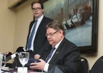 Timo Soini on saanut puolueväeltä paljon viestejä, joissa vedotaan hänen jäämisekseen Suomeen puolueen politiikkaa johtamaan.