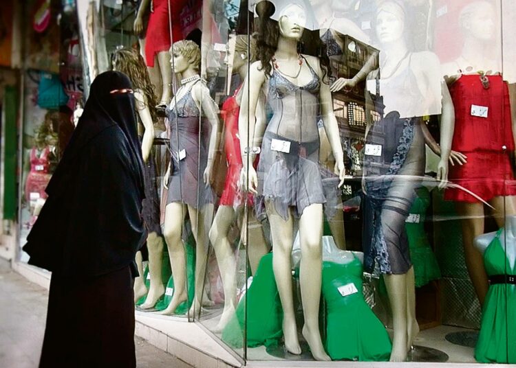 Arabimaiden uudet vallanpitäjät ovat ajaneet naiset takaisin koteihinsa.