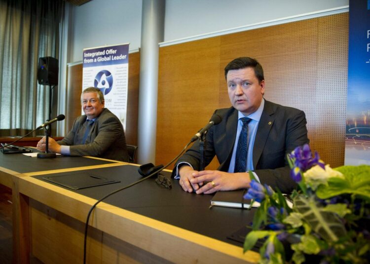 Rosatomin pääjohtaja Dzhomart Aliev (vas.) ja Fennovoiman hallituksen puheenjohtaja Pekka Ottavainen Fennovoiman ja Rosatomin yhteisessä tiedotustilaisuudessa Helsingissä 3. syyskuuta 2013. Fennovoima esittää omistajilleen investointipäätöstä Rosatomin ydinvoimalasta.
