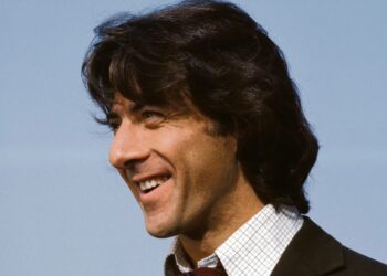 Robert Redford (kuvassa) ja Dustin Hoffman esittävät Watergate-skandaalia dekkarimaisesti selvittäviä Washington Postin lehtimiehiä neljä Oscaria voittaneessa Presidentin miehet- trillerissä.