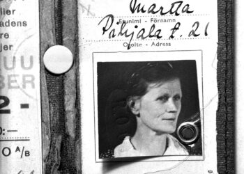 Aikalaiskuvausten mukaan Martta Koskinen oli pitkä ja kovaääninen nainen. Kuvassa Koskisen Helsingin raitiotie- ja omnibussiosakeyhtiön joulukuun kuukausilippu vuodelta 1942.
