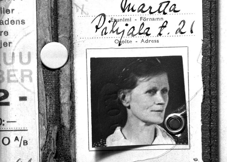 Aikalaiskuvausten mukaan Martta Koskinen oli pitkä ja kovaääninen nainen. Kuvassa Koskisen Helsingin raitiotie- ja omnibussiosakeyhtiön joulukuun kuukausilippu vuodelta 1942.