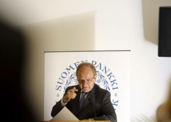 Suomen Pankin pääjohtaja Erkki Liikanen tiedotustilaisuudessa tiistaina.
