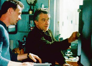 Robert De Niro (vas.) yrittää pitää Edward Nortonin esittämän kuumakallen aisoissa Frank Ozin laadukkaassa jännärissä.