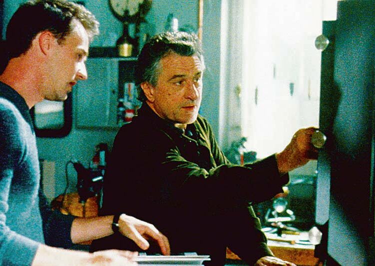 Robert De Niro (vas.) yrittää pitää Edward Nortonin esittämän kuumakallen aisoissa Frank Ozin laadukkaassa jännärissä.