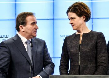 Pääministeri, sosialidemokraattien Stefan Löfven ja suurimman oppositiopuolueen, maltillisen kokoomuksen pian aloittava uusi puheenjohtaja Anna Kinberg Batra olivat lauantaina mukana esittelemässä hallitussopimusta.