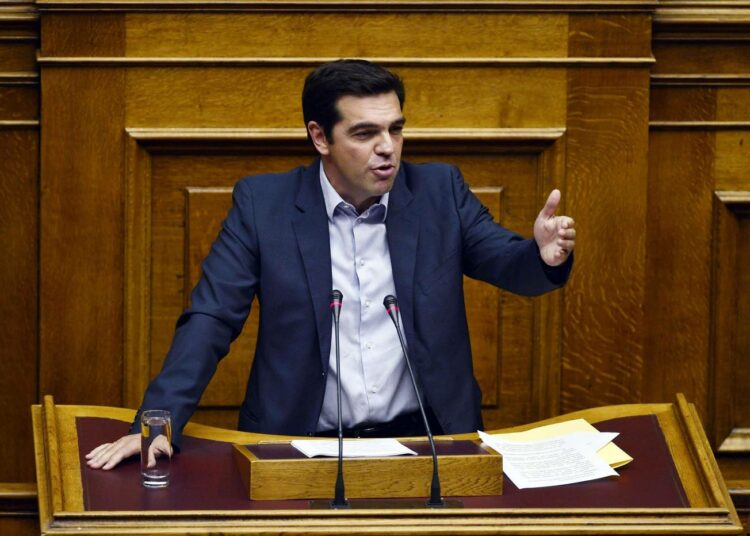 Vasemmistopuolue Syrizan johtaja Alexis Tsipras puhumassa Kreikan parlamentissa lokakuussa.