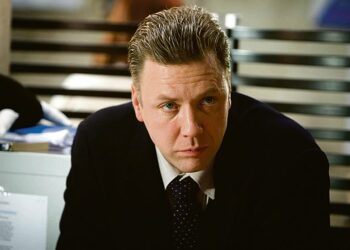 Venäläissyntyinen ikonikeräilijä ajautuu Ruotsissa vaikeuksiin vaimonsa hämäräperäisen kuoleman myötä. Kuvassa Mikael Persbrandt.
