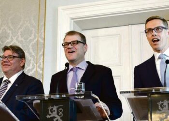 Hallituksen politiikka jakaa yhteiskuntaa hyväosaisiin, sinnittelijöihin ja syrjäytyviin. Kuvassa ulkoministeri Timo Soini (vas.), pääministeri Juha Sipilä ja valtiovarainministeri Alexander Stubb.