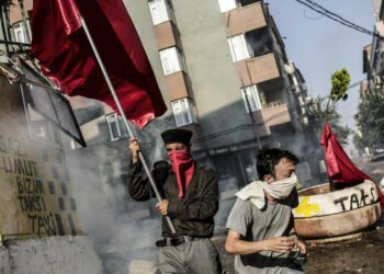 Vasemmistolaiset mielenosoittajat vastustivat Turkin ilmaiskuja kurdeja vastaan Istanbulissa Gazin alueella lauantaina 25. heinäkuuta.