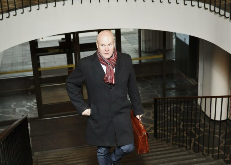 STTK:n puheenjohtaja Antti Palola kertoo tuoreessa STTK-lehdessä ärsyyntyneensä korkeasti koulutettujen Akavan jäsenkalastelusta STTK:laisessa liittoperheessä.