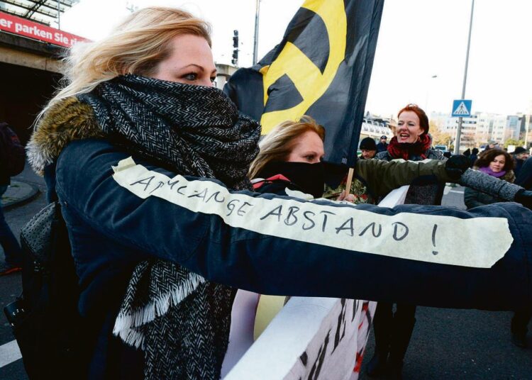 "Aina on mahdollista pitää noin käsivarren mittainen etäisyys", sanoi Kölnin ylipormestari Henriette Reker uudenvuoden tapahtumista järjestetyssä tiedotustilaisuudessa. Lausunnon koettiin syyllistävän ahdistelun uhreja ja siirtävän vastuun ahdistelusta heille. ”Käsivarren mitta” on noussut Saksassa yhdeksi keskustelun symboleista.