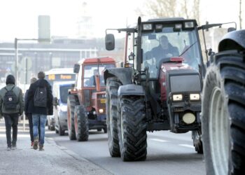 Traktorit marssivat Helsingin keskustassa.