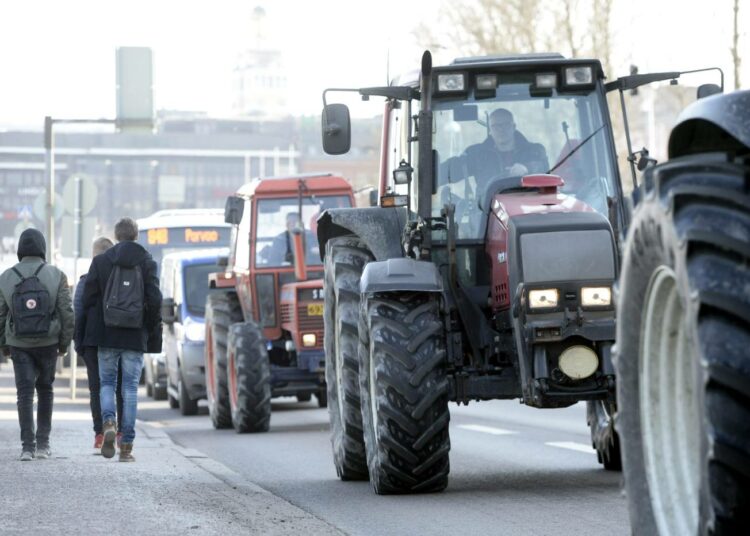Traktorit marssivat Helsingin keskustassa.