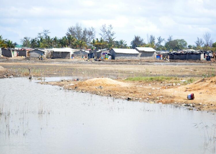 Vesi valtaa köyhien asuinalueita Beiran rannikkokaupungissa Mosambikissa.