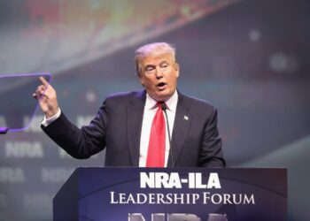 Donald Trump puhumassa Kansallisen kivääriyhdistyksen (NRA) kokouksessa Kentuckyn Louisvillessä toissa perjantaina.