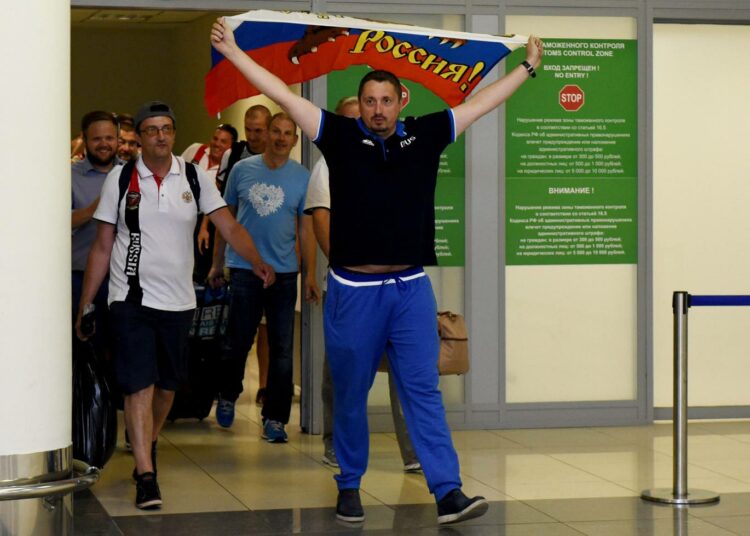 Venäjän jalkapallokannattajien järjestön VOB:n johtaja Aleksandr Shprygin Moskovan Šeremetjevon lentokentällä tultuaan karkotetuksi Ranskasta kolme viikkoa sitten.