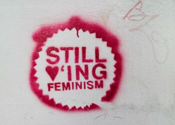 Saara Särmän mukaan keskusteluilla feminismistä, veganismista, anarkismista tai vasemmistolaisuudesta on usein huono maine.