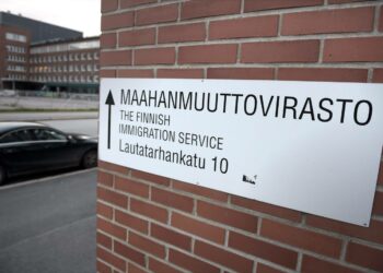 Vihreät haluaa sisäministeri Paula Risikolta selvityksen siitä, mitä Maahanmuuttovirastossa tapahtuu.