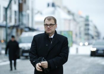 Pääministeri Juha Sipilä joutui viikonloppuna reagoimaan mahdollisesta jääviydestään nousseisiin epäilyihin.