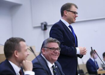 Valtiovarainministeri Petteri Orpo, ulkoministeri Timo Soini ja pääministeri Juha Sipilä joutuvat vielä miettimään uusia toimia, jos haluavat pitää kiinni hallitusohjelmasta.