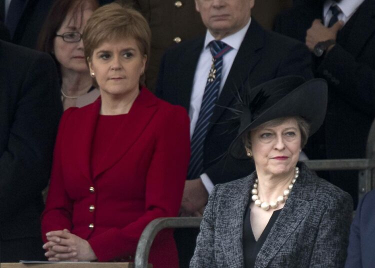 Skotlannin pääministeri Nicola Sturgeon ja Britannian pääministeri Theresa May seuraamassa paraatia Lontoossa viime torstaina.